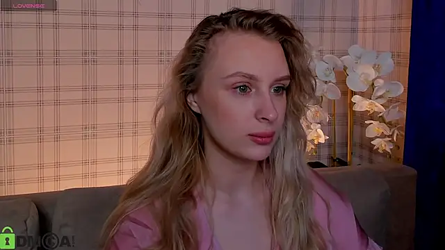 Snapshot of KiraRuiz chatting on February 28, 12:44 am KiraRuiz online show from February 28, 12:44 am