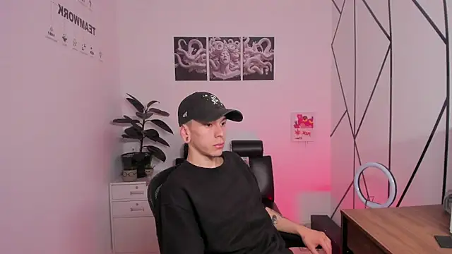 Snapshot of James_Adams_01 chatting on November 20, 1:11 pm James Adams 01 online show from November 20, 1:11 pm