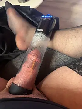 Snapshot of thePenisPumper chatting on November 20, 11:21 am thePenisPumper online show from November 20, 11:21 am