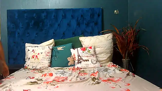 BrunetteNaomi8 online show from February 8, 8:23 pm