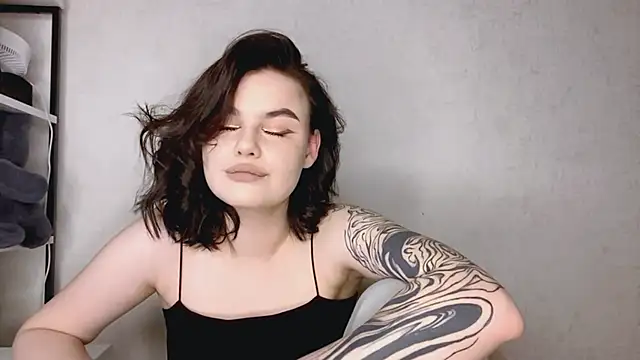 Snapshot of EllieVate chatting on November 20, 5:12 pm EllieVate online show from November 20, 5:12 pm