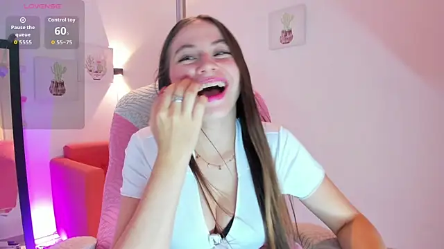 Snapshot of MiaWhiteBunny chatting on February 6, 11:08 pm MiaWhiteBunny online show from February 6, 11:08 pm