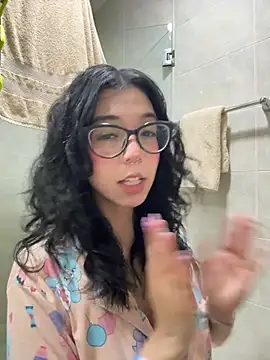 Snapshot of Valen-Foxx1 chatting on February 7, 6:39 am Valen-Foxx1 online show from February 7, 6:39 am