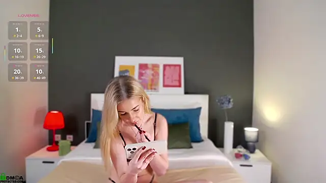 EmilyNoiri online show from November 26, 1:39 am