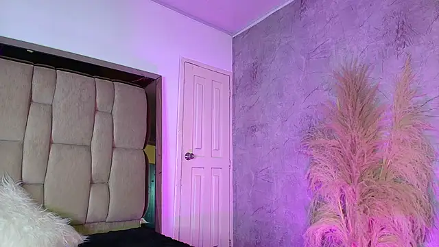 Snapshot of PauletteSanderss chatting on February 9, 7:29 pm PauletteSanderss online show from February 9, 7:29 pm