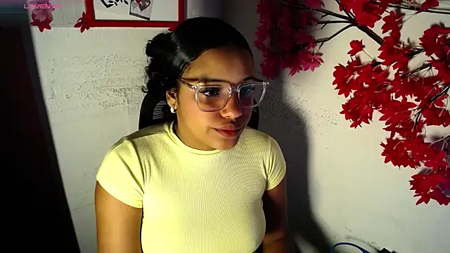 Snapshot of chleo_rosse chatting on July 9, 3:05 pm chleo rosse online show from July 9, 3:05 pm
