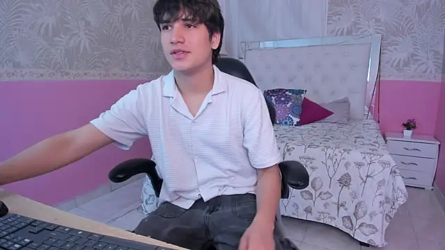 Snapshot of JakeSummer_ chatting on November 25, 1:44 pm JakeSummer online show from November 25, 1:44 pm