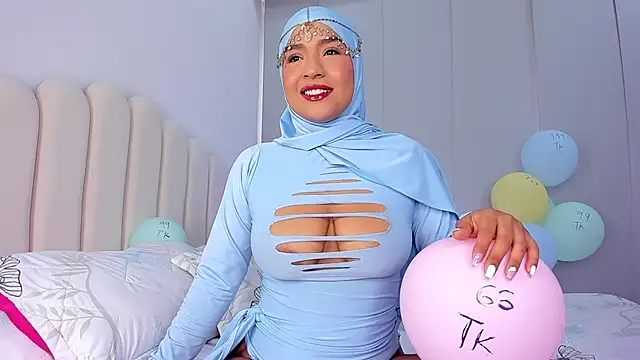 Snapshot of Amira-Zahra chatting on April 18, 9:26 pm Amira-Zahra online show from April 18, 9:26 pm