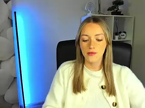 EvelynBlond online show from November 25, 6:24 am