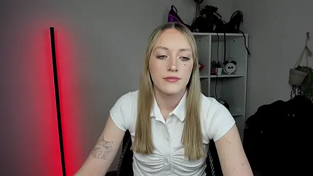 EvelynBlond online show from April 15, 12:23 pm