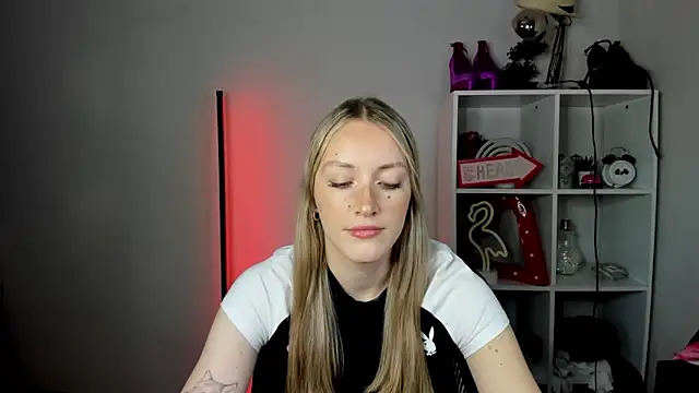 EvelynBlond online show from June 18, 12:31 pm