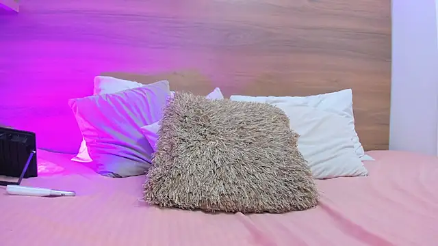 Snapshot of emilyrousee01 chatting on December 13, 7:53 pm emilyrousee01 online show from December 13, 7:53 pm