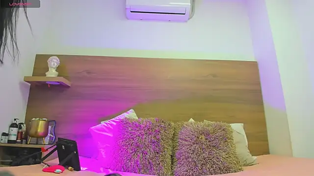 Snapshot of emilyrousee01 chatting on January 8, 7:27 pm emilyrousee01 online show from January 8, 7:27 pm