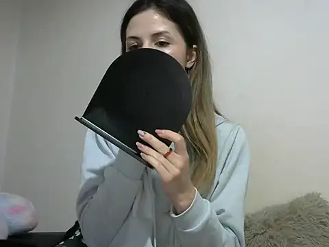 Snapshot of Erii18 chatting on November 22, 2:16 pm Erii18 online show from November 22, 2:16 pm