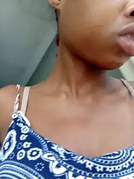 Snapshot of Sweethoneypot25 chatting on February 20, 9:32 am Sweethoneypot25 online show from February 20, 9:32 am