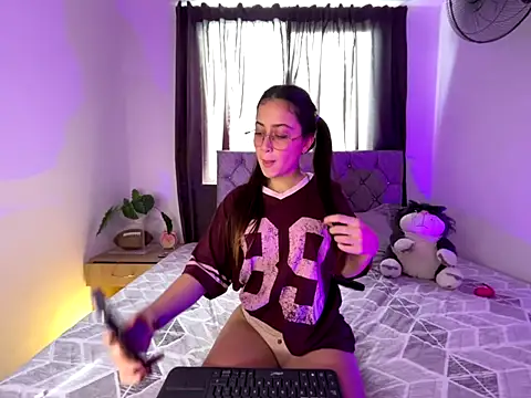 Snapshot of SophieeMoore chatting on December 19, 6:59 pm SophieeMoore online show from December 19, 6:59 pm