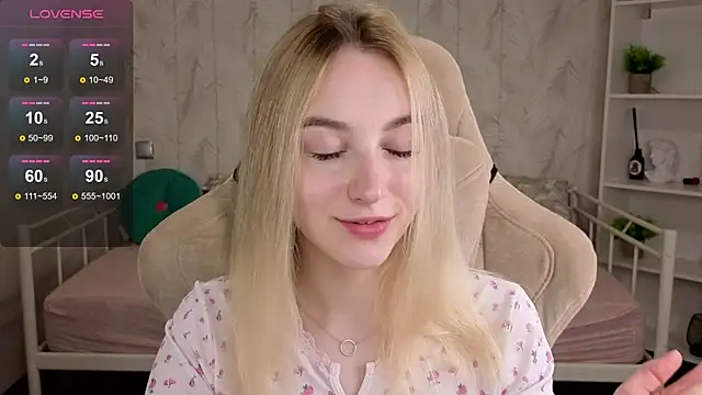 Snapshot of Shy_Polly chatting on June 23, 12:08 am Shy Polly online show from June 23, 12:08 am