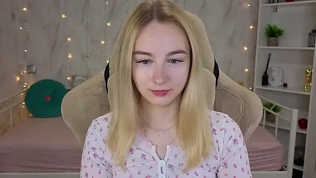 Snapshot of Shy_Polly chatting on July 17, 12:06 am Shy Polly online show from July 17, 12:06 am