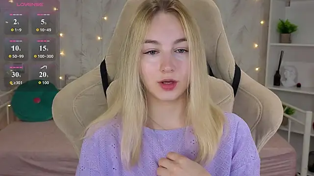 Snapshot of Shy_Polly chatting on July 19, 12:03 am Shy Polly online show from July 19, 12:03 am