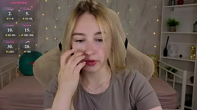 Snapshot of Shy_Polly chatting on July 23, 12:02 am Shy Polly online show from July 23, 12:02 am