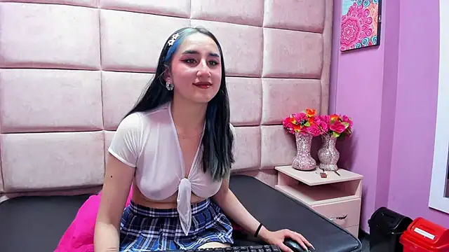 CharlotteStuart online show from December 16, 3:44 am