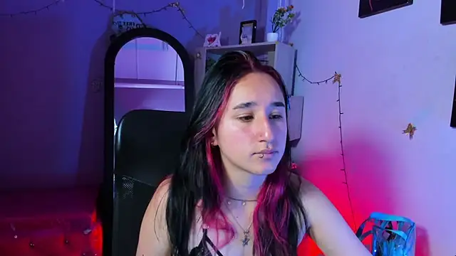 CharlotteStuart online show from April 16, 3:40 am