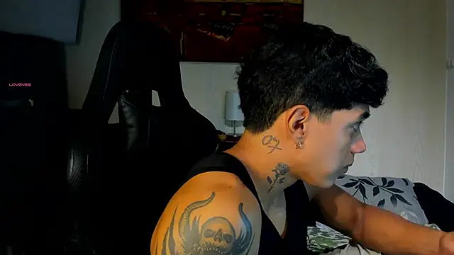 Snapshot of aress_damon chatting on November 28, 8:00 pm aress damon online show from November 28, 8:00 pm