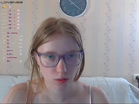 Snapshot of LustfulSarah chatting on October 4, 7:23 pm LustfulSarah online show from October 4, 7:23 pm