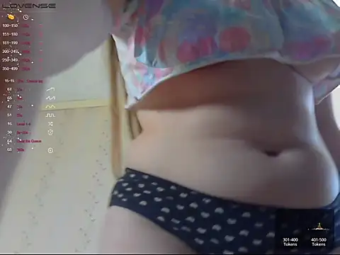 Snapshot of LustfulSarah chatting on April 6, 5:36 pm LustfulSarah online show from April 6, 5:36 pm
