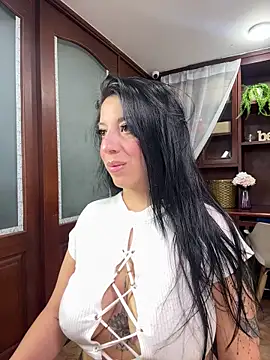 Snapshot of VictoriaHenao chatting on May 5, 9:23 pm VictoriaHenao online show from May 5, 9:23 pm