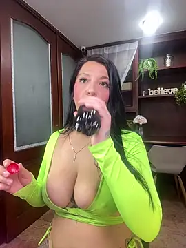 Snapshot of VictoriaHenao chatting on May 8, 9:42 pm VictoriaHenao online show from May 8, 9:42 pm