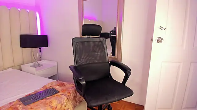 Snapshot of CleoColliva_ chatting on January 6, 5:33 am CleoColliva online show from January 6, 5:33 am