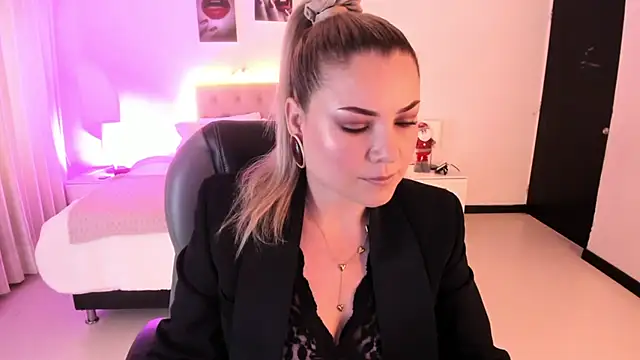 Snapshot of Violeta_Hotter chatting on December 2, 11:04 am Violeta Hotter online show from December 2, 11:04 am