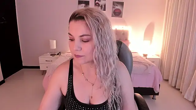 Snapshot of Violeta_Hotter chatting on January 11, 11:15 am Violeta Hotter online show from January 11, 11:15 am