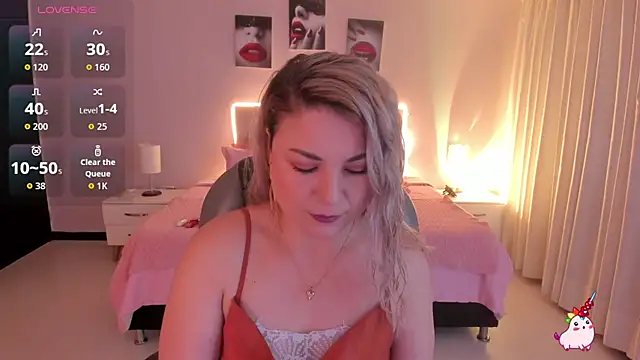 Snapshot of Violeta_Hotter chatting on January 13, 11:15 am Violeta Hotter online show from January 13, 11:15 am