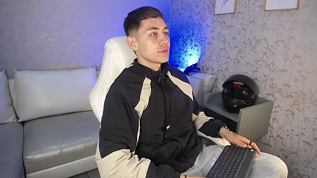 LoganFoster  online show from January 6, 8:23 pm