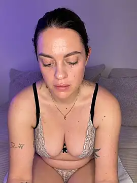 Snapshot of laraslittlesecrett chatting on February 3, 12:21 pm laraslittlesecrett online show from February 3, 12:21 pm