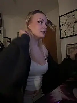 Snapshot of OfflineLizzy chatting on March 8, 10:13 pm OfflineLizzy online show from March 8, 10:13 pm