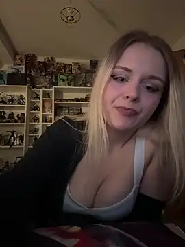 Snapshot of OfflineLizzy chatting on March 9, 7:18 pm OfflineLizzy online show from March 9, 7:18 pm