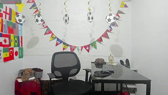 Snapshot of Miss_clarepocahose chatting on June 22, 12:45 am Miss clarepocahose online show from June 22, 12:45 am