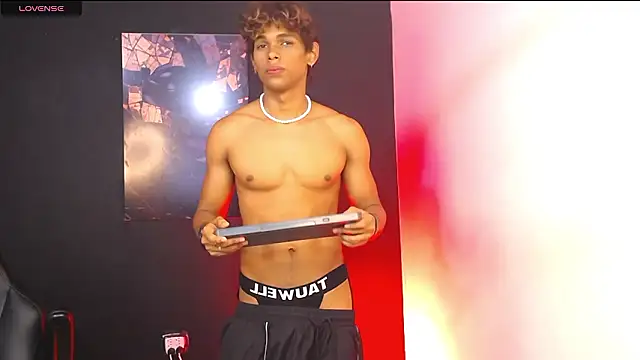 Snapshot of LiamVibes212 chatting on January 14, 1:06 pm LiamVibes212 online show from January 14, 1:06 pm