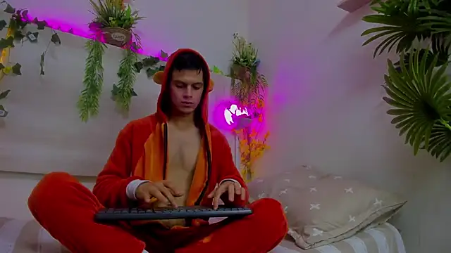 Snapshot of AngelSlimm chatting on November 29, 5:21 am AngelSlimm online show from November 29, 5:21 am