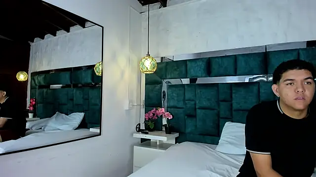  bonnyandclyde online show from February 7, 1:15 pm