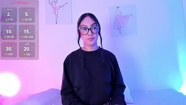 Klohewilliams  online show from December 3, 12:25 pm