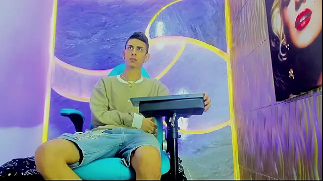 Snapshot of twink_scott_ chatting on February 3, 5:16 am twink scott online show from February 3, 5:16 am