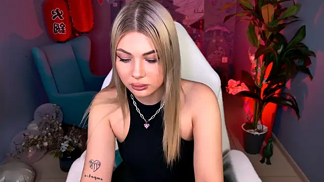 HyileyClark online show from March 2, 3:19 pm