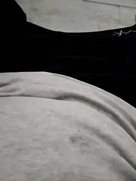 Snapshot of erdestruttor18 chatting on December 3, 1:42 pm erdestruttor18 online show from December 3, 1:42 pm