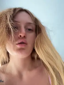 Snapshot of madlynginger chatting on December 22, 12:57 pm madlynginger online show from December 22, 12:57 pm