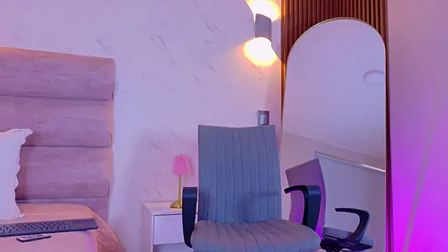 Mia Cullen online show from February 11, 12:32 pm