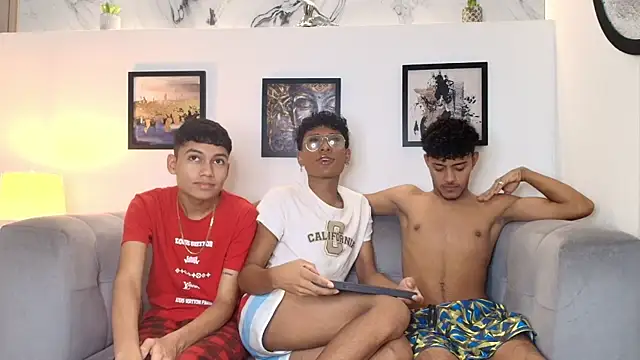 Snapshot of COUPLES_BOYS chatting on February 25, 1:26 am COUPLES BOYS online show from February 25, 1:26 am